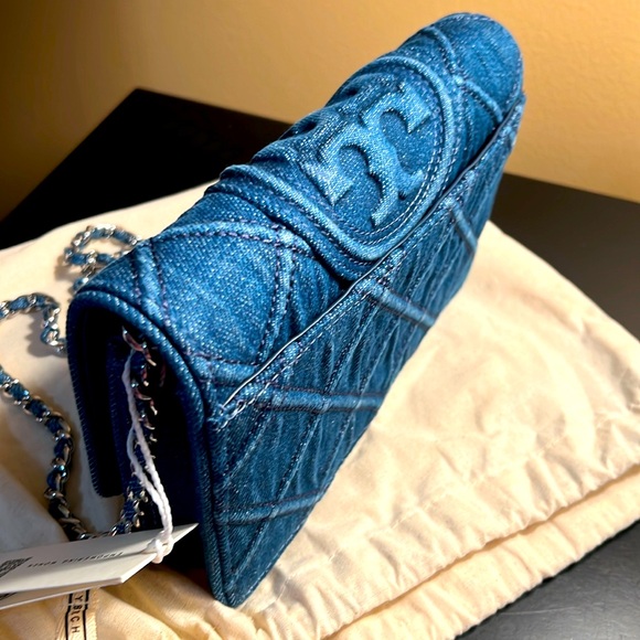 🔥💯 NWT Authentic Tory Burch Denim Wallet on Chain - Picture 3 of 10